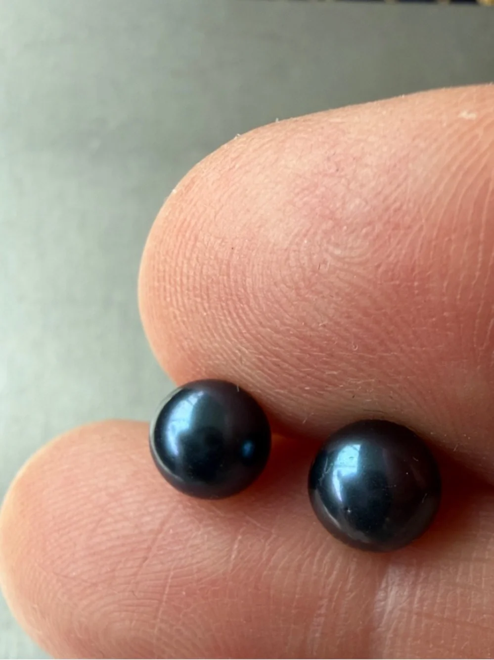 Solid 14K gold stud earrings with natural Black Tahitian (?) pearls - Picture 4 of 8